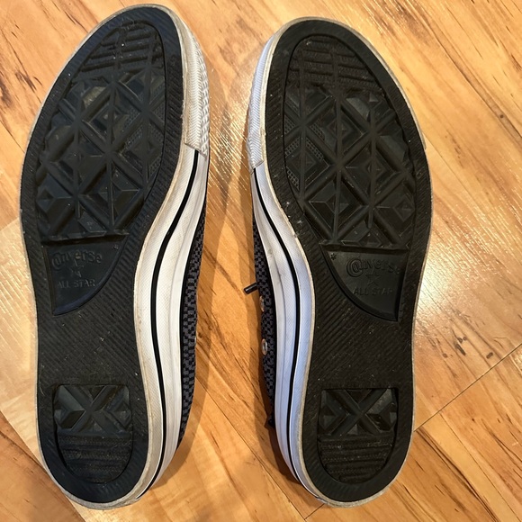 Converse Low Tops Women’s Size 7 Black & Grey LIKE NEW! - Picture 3 of 4
